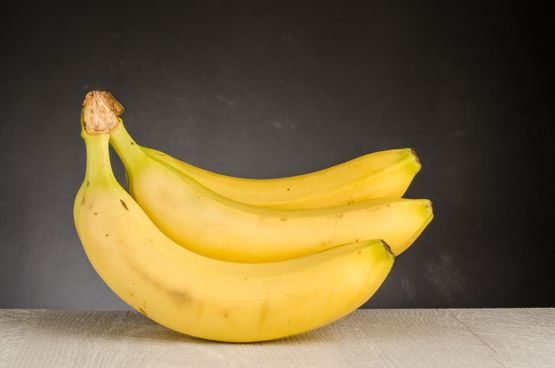 Plátanos en una mesa de madera